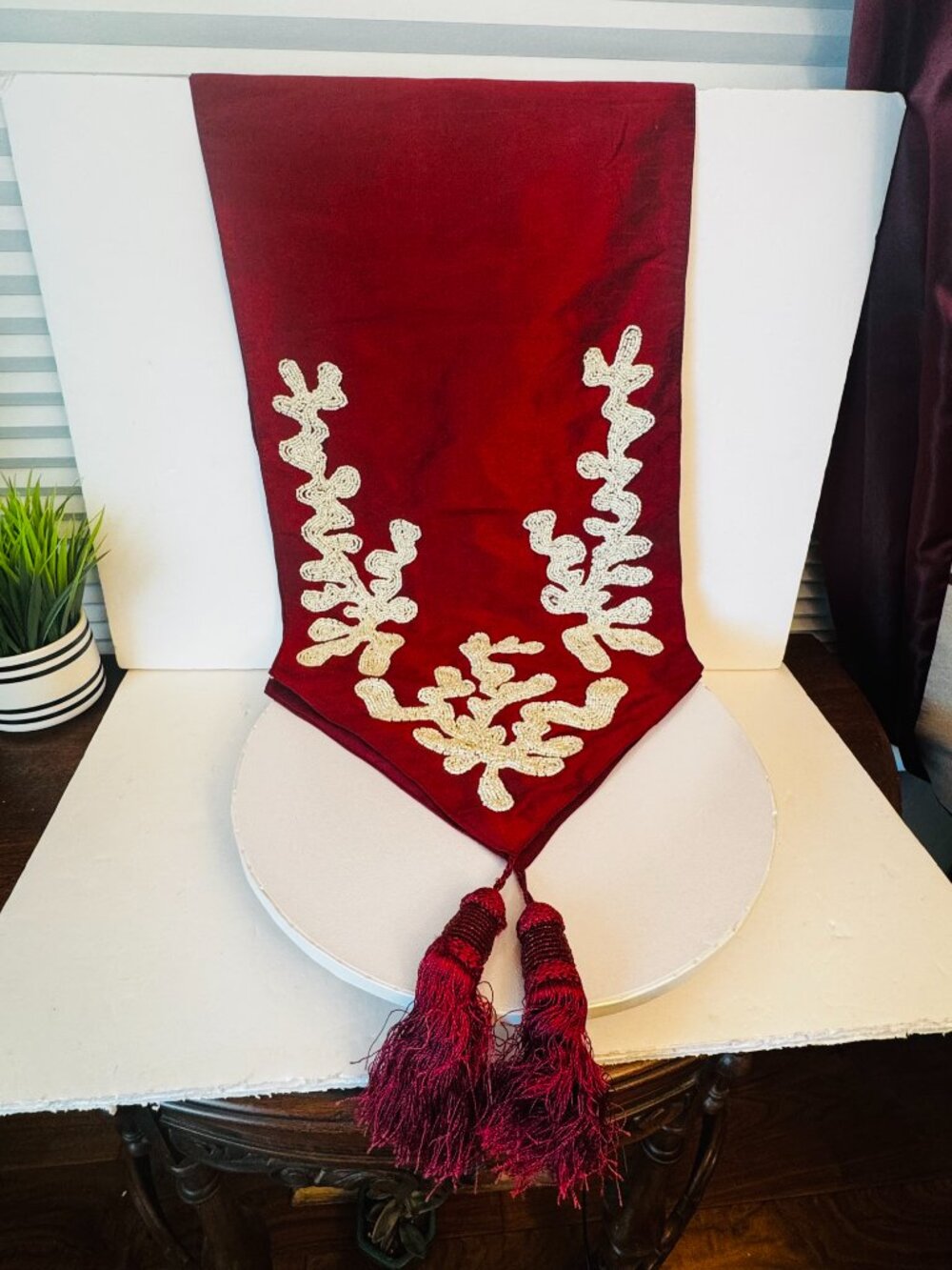 Saro Lifestyle Irena Collection Elegant Red Off-White Table Runner Beaded Embroi - Picture 2 of 16